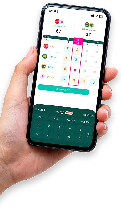 TeeMatchでスコアを入力しているiPhoneを持つ手